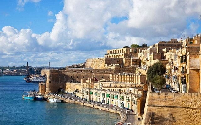 Các hãng hàng không bay đi Malta hạ cánh tại sân bay nào?